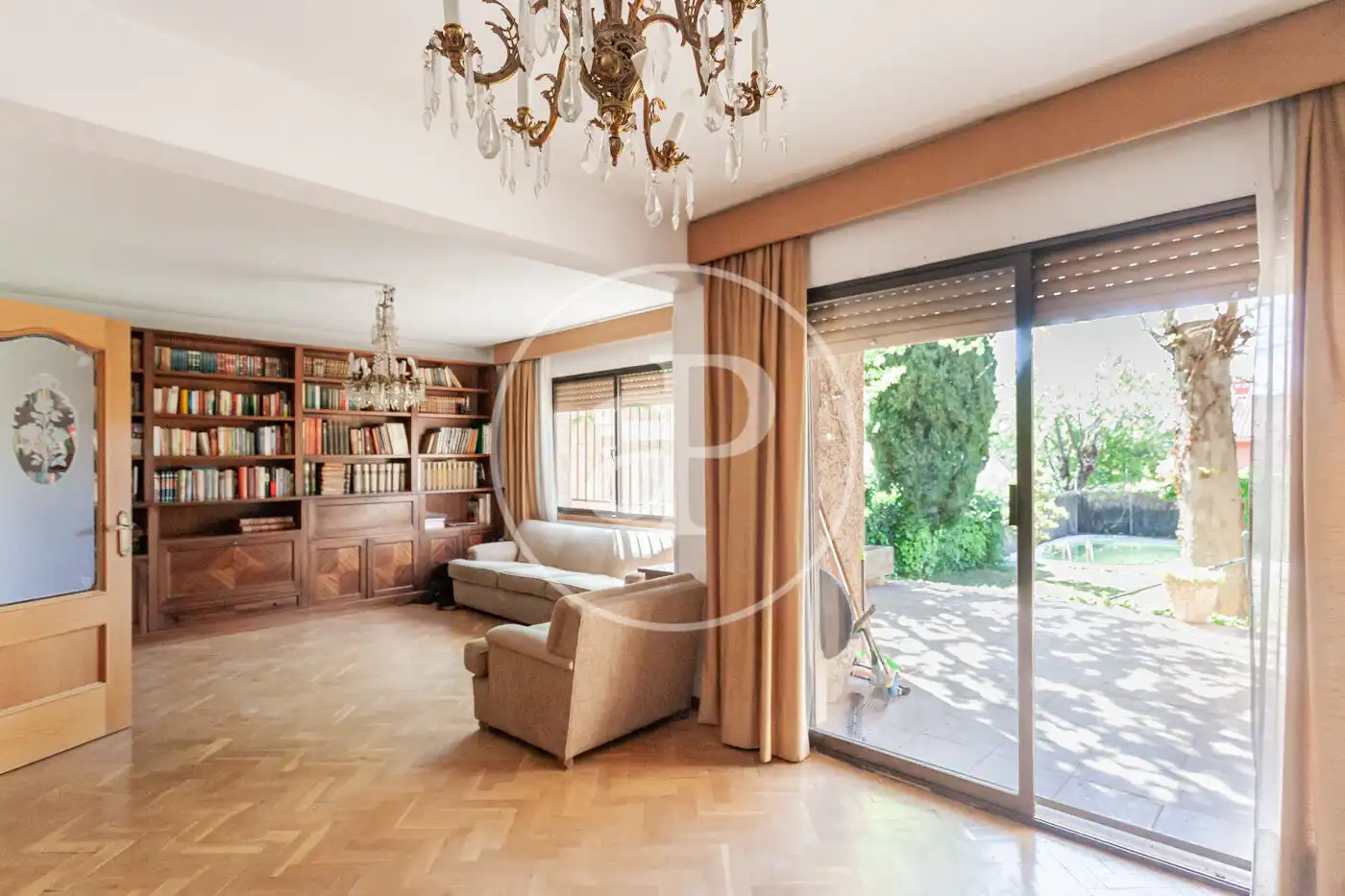 Sala d'estar de Casa adosada en venda en Madrid amb Calefacció, Jardí privat i Piscina