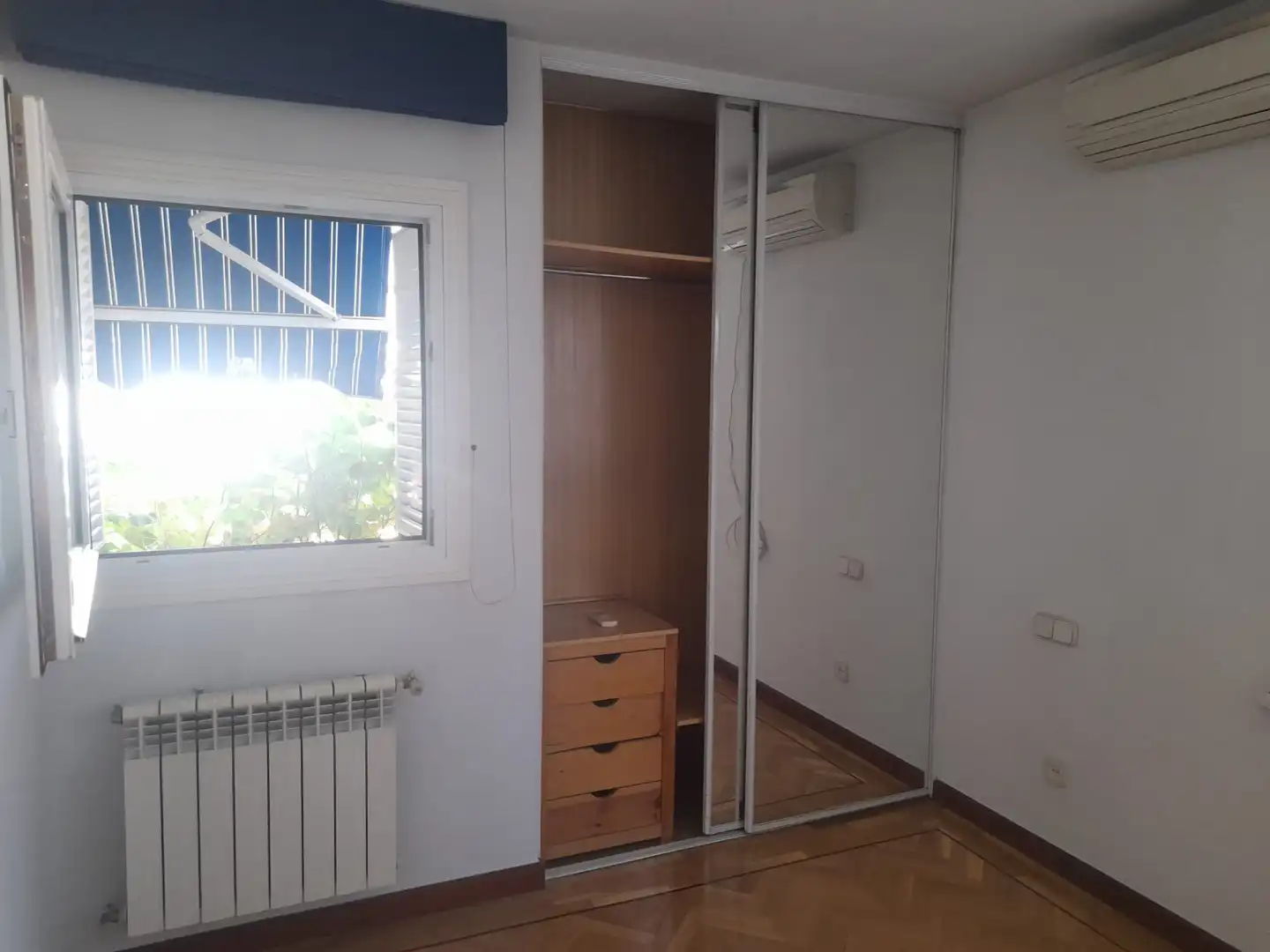 Habitación de Casa adosada en venta en Pozuelo de Alarcón con Aire acondicionado, Calefacción y Jardín privado