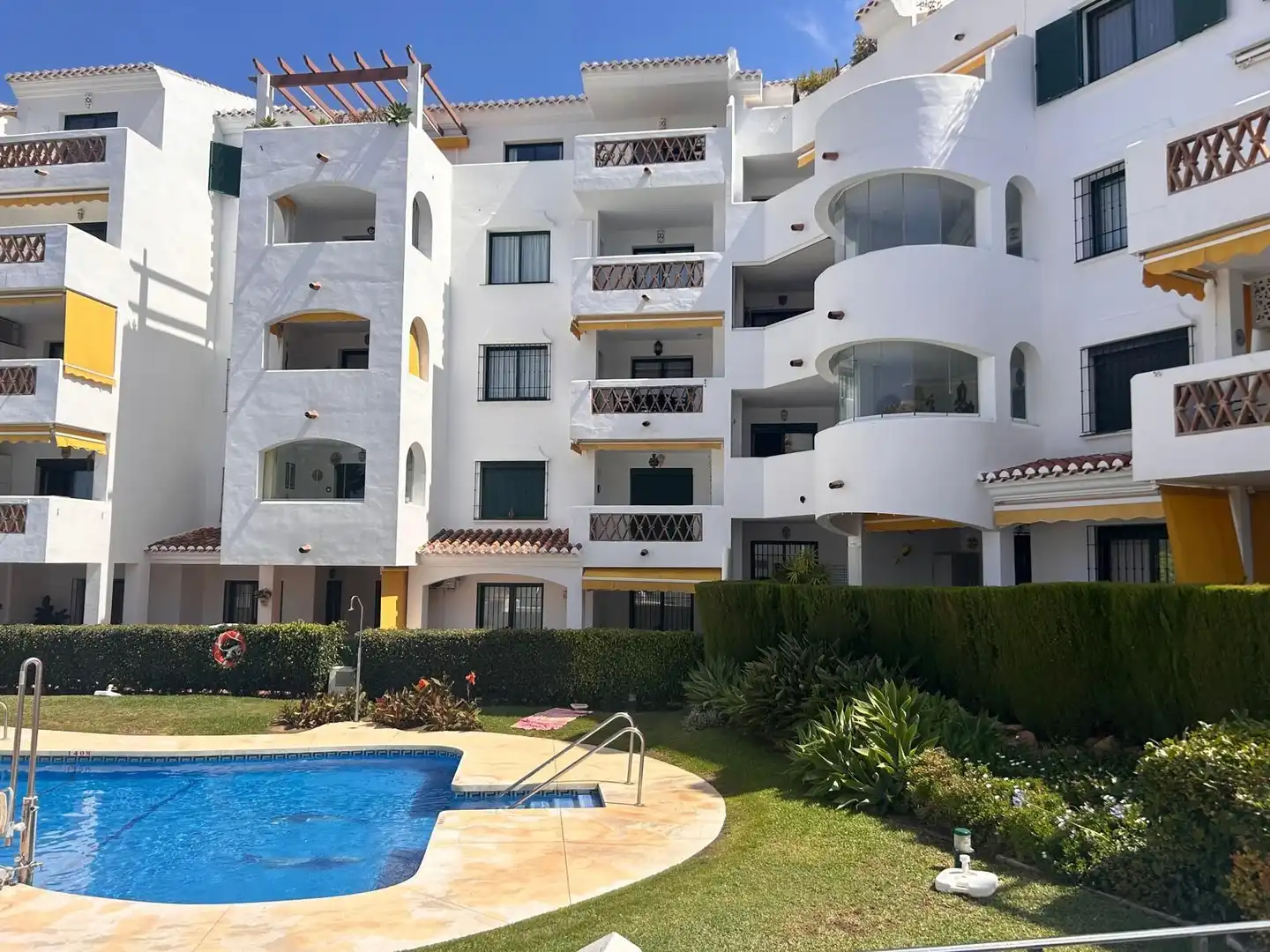Vista exterior de Pis en venda en Benalmádena amb Terrassa i Piscina comunitària