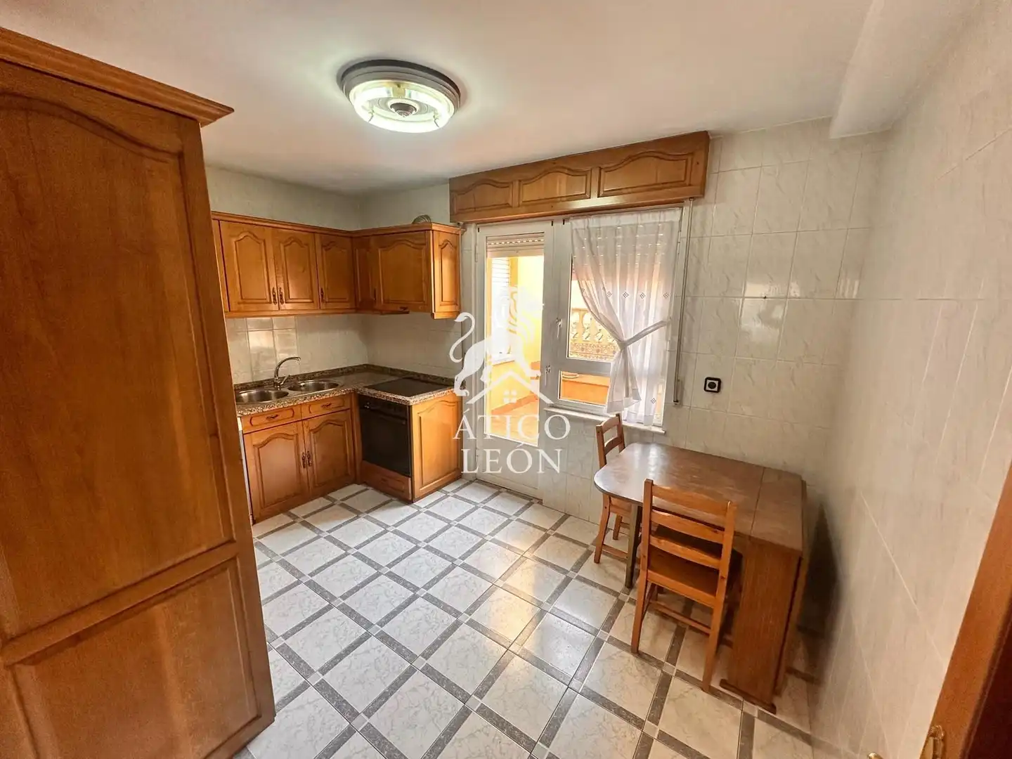 Cocina de Casa o chalet en venta en León Capital  con Calefacción, Terraza y Trastero