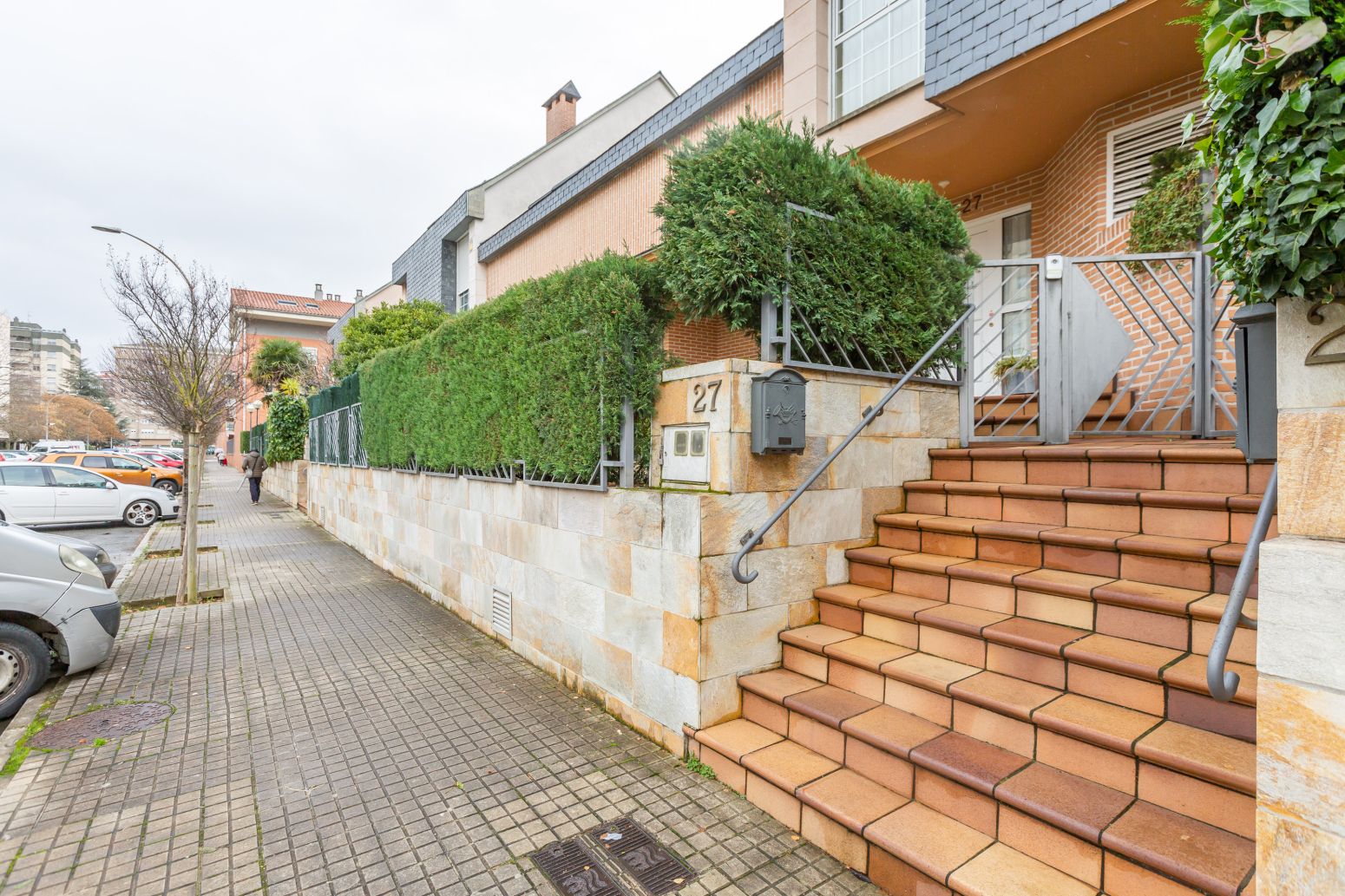 Außenansicht von Einfamilien-Reihenhaus zum Verkauf in Barañáin / Barañain mit Heizung, Privatgarten und Parkett