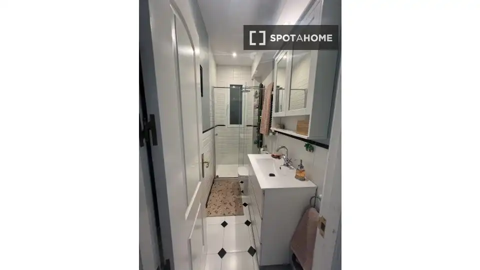 Bathroom of Flat for rent in Madrid  with Air Conditioner, Heating and Furnished