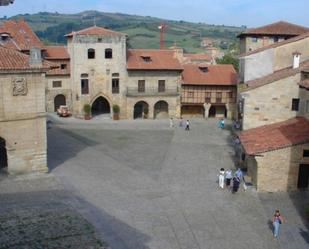 Vista exterior de Dúplex en venda en Santillana del Mar amb Calefacció, Moblat i Balcó