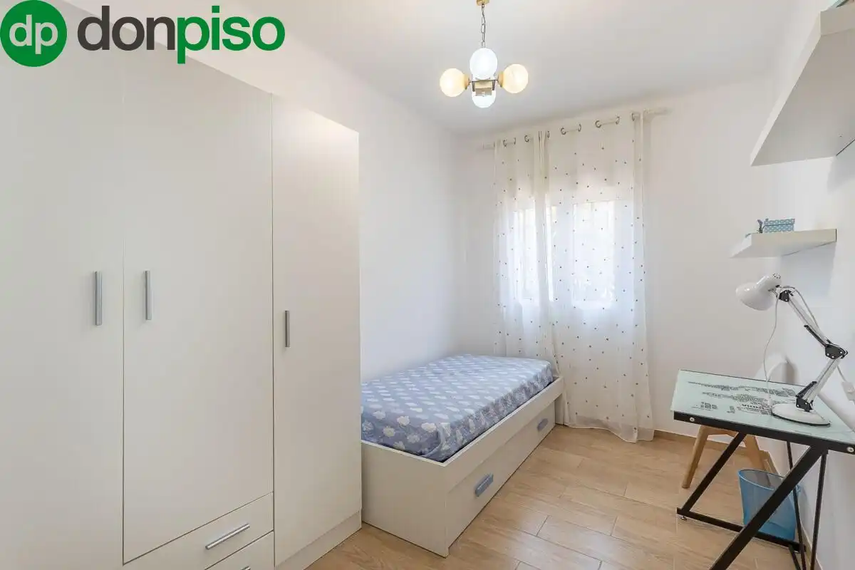 Bedroom of Flat for sale in Granada  with Air Conditioner and Parquet flooring