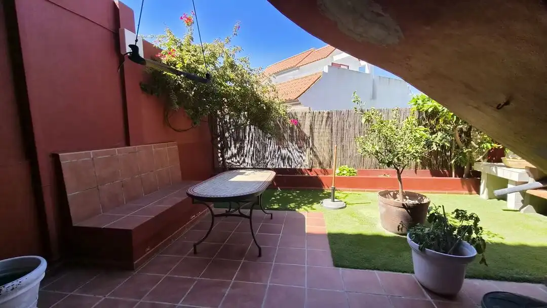 Terraza de Casa adosada de alquiler en La Línea de la Concepción con Aire acondicionado, Calefacción y Jardín privado
