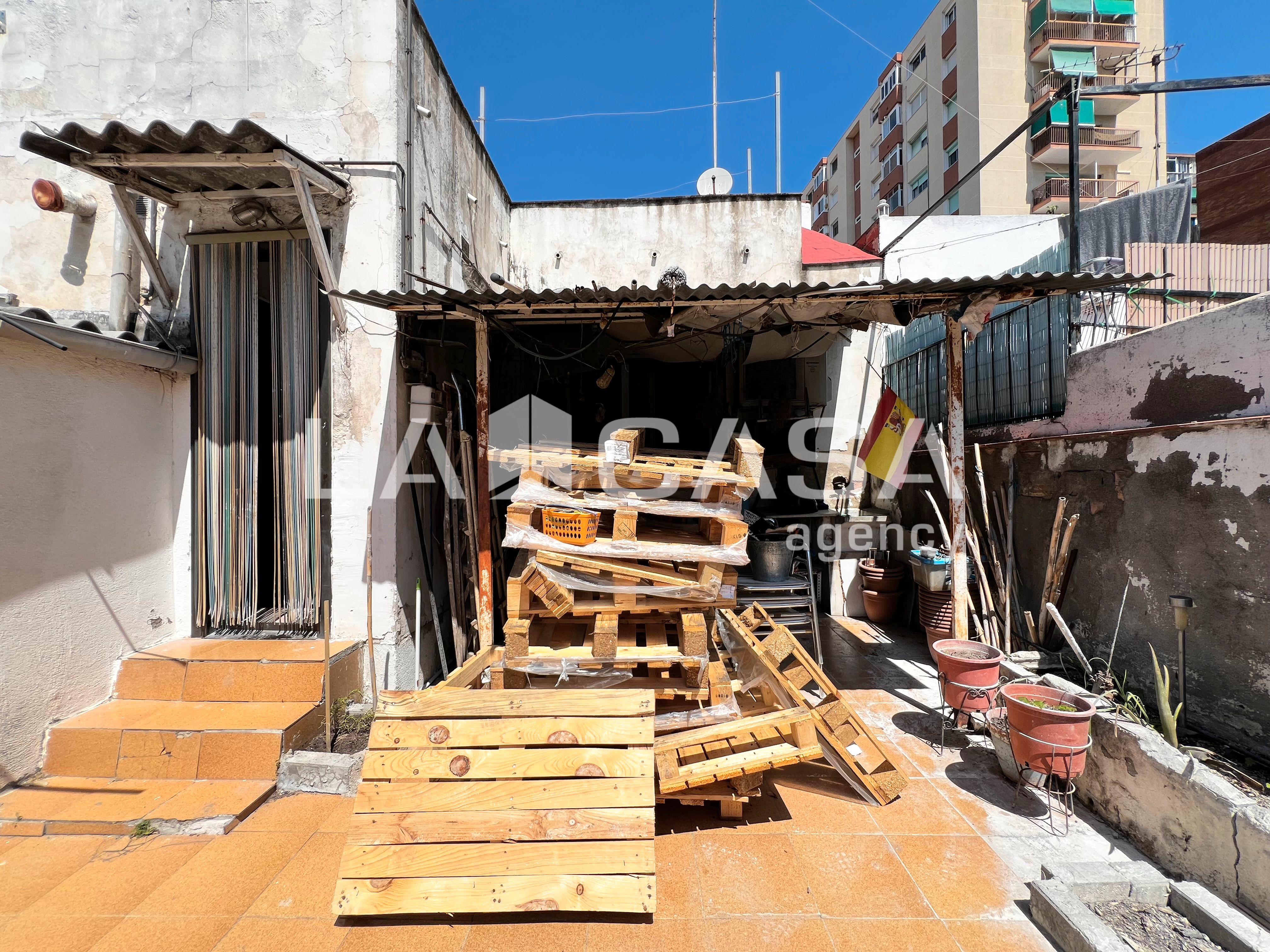 Vista exterior de Casa o xalet en venda en Badalona amb Terrassa