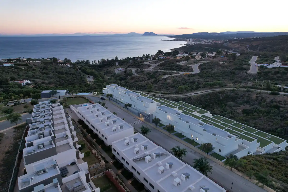 Vista exterior de Casa o xalet en venda en Manilva amb Jardí privat, Terrassa i Piscina comunitària