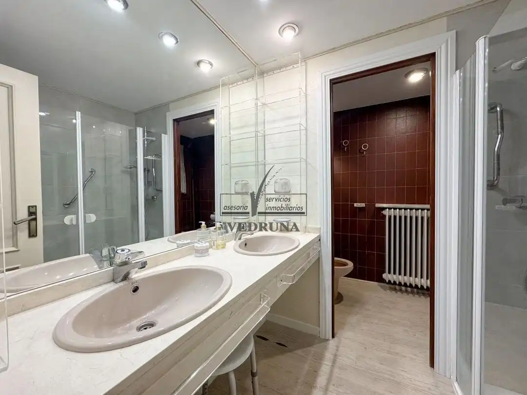 Baño de Casa adosada en venta en Zaragoza con Aire acondicionado, Calefacción y Jardín privado