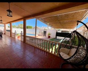 Vista exterior de Casa o xalet de lloguer en Elche / Elx amb Terrassa, Piscina i Moblat