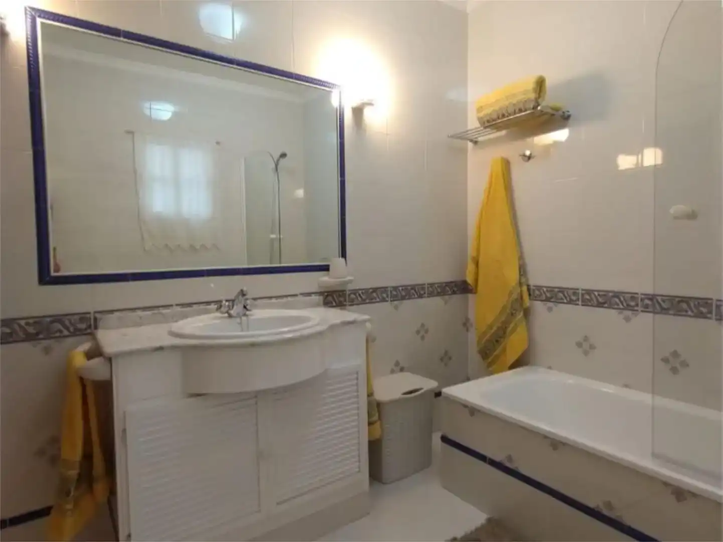 Badezimmer von Einfamilien-Reihenhaus zur Miete in Lora del Río, Sevilla