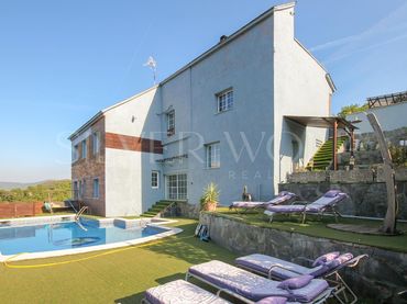 Casa amb piscina en venda a Passatge Massina