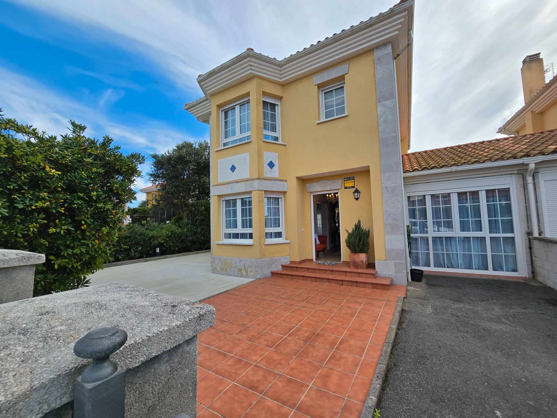 Vista exterior de Casa adosada en venda en Bareyo amb Calefacció, Jardí privat i Parquet