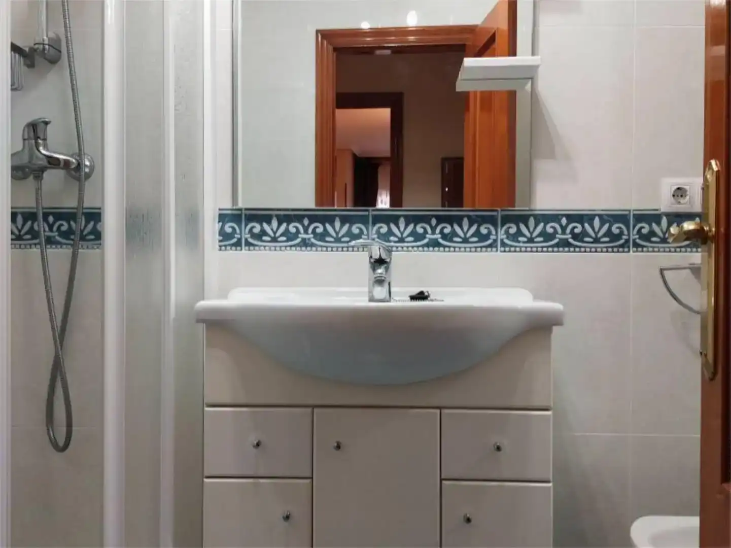 Bany de Pis en venda en Cudillero amb Parquet, Traster i Moblat