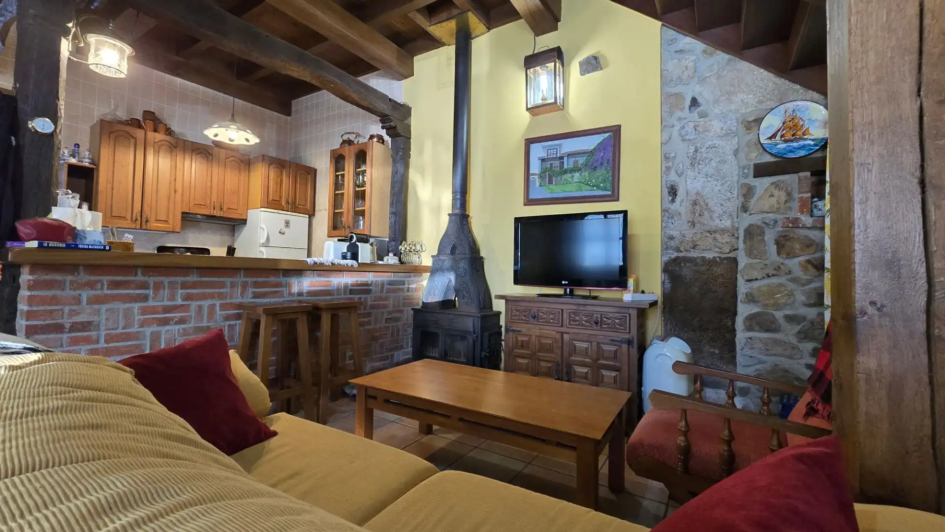 Sala d'estar de Casa o xalet en venda en Llanes amb Calefacció
