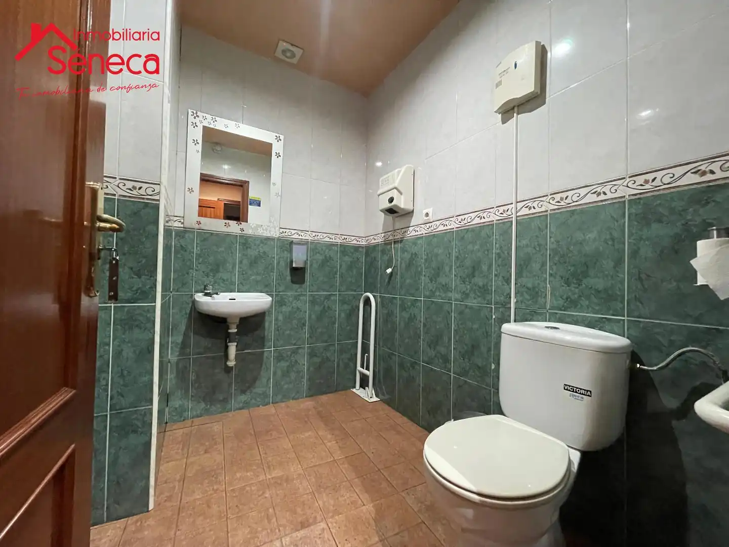 Baño de Local en venta en Córdoba con Aire acondicionado