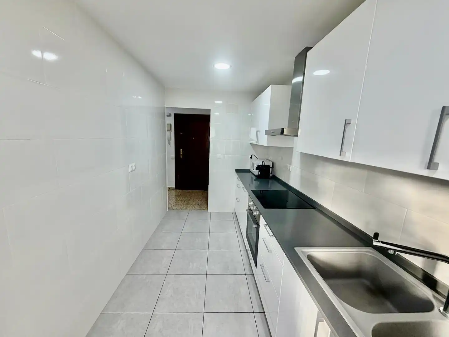 Küche von Wohnung zum Verkauf in Málaga mit Klimaanlage, Privatgarten und Möbliert