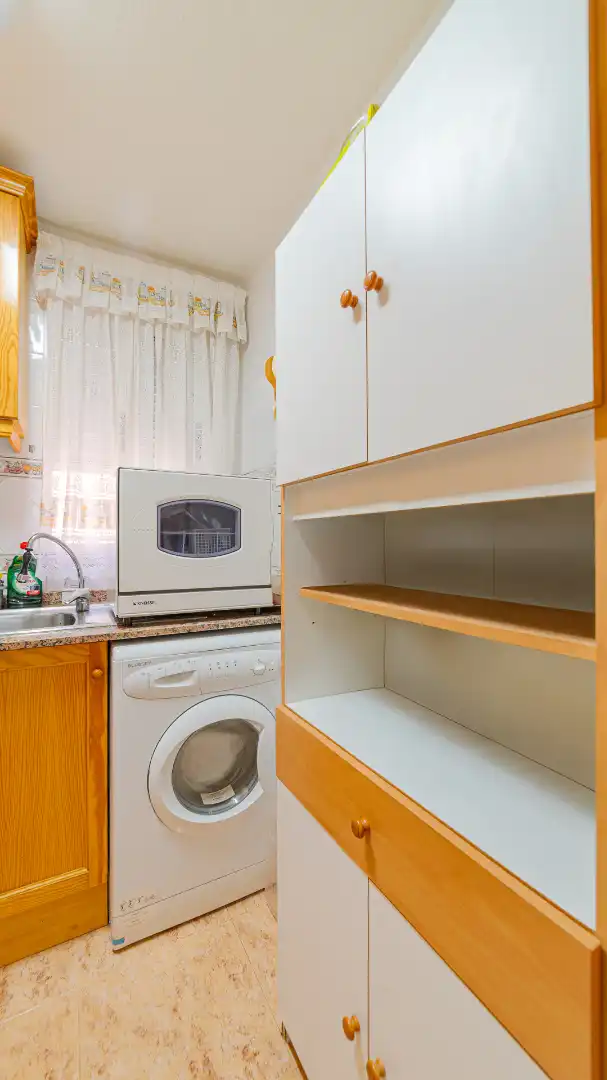 Küche von Wohnung zum Verkauf in Torrevieja mit Klimaanlage, Heizung und Terrasse