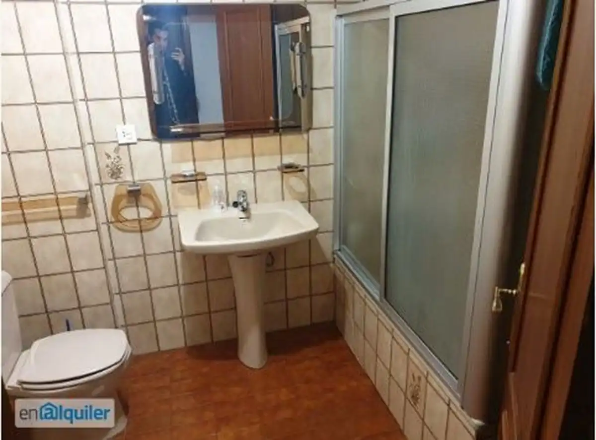 Bathroom of Flat for rent in Granada  with Heating, Terrace and Furnished