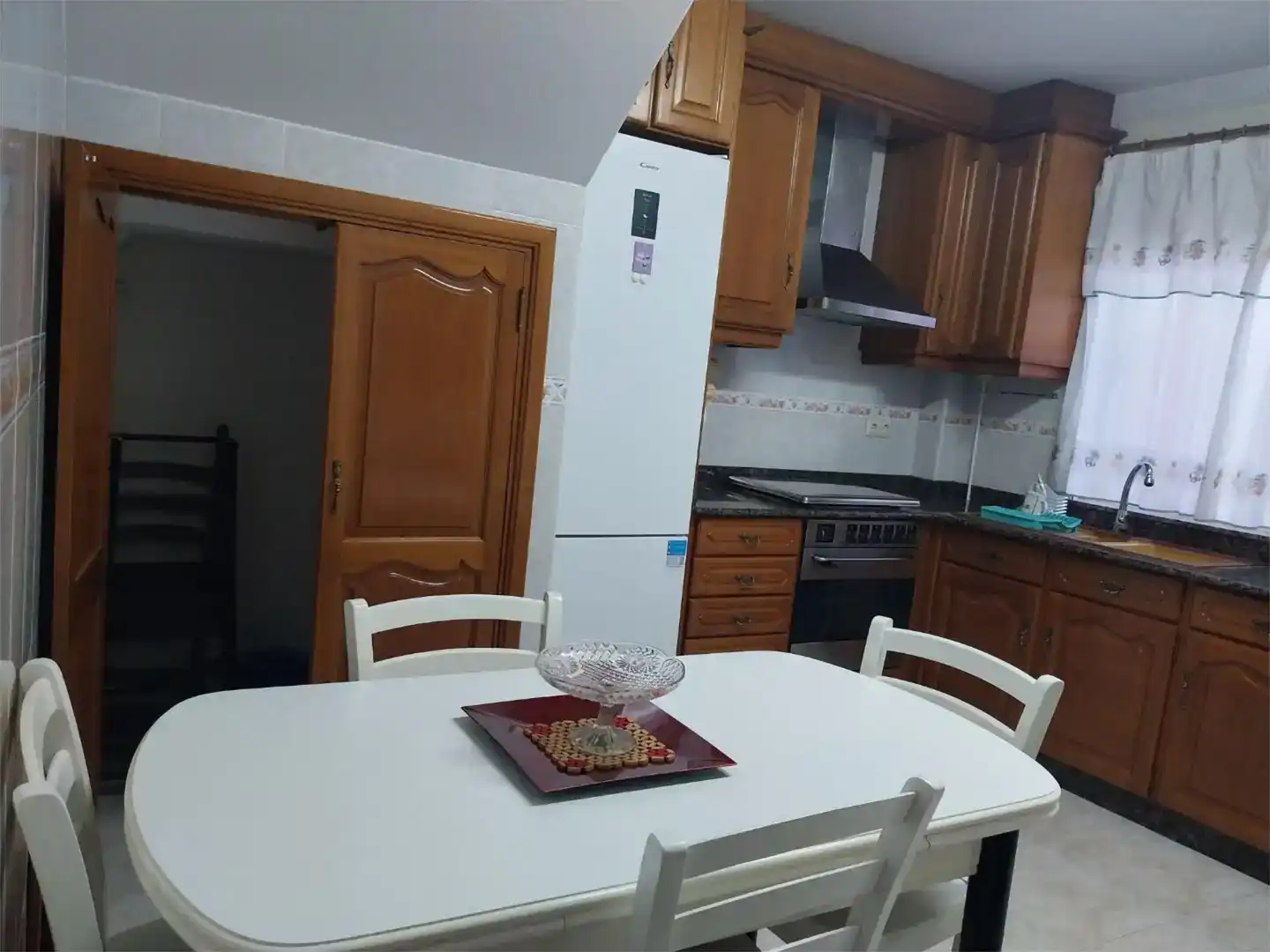 Küche von Haus oder Chalet zur Miete in Miño mit Privatgarten, Abstellraum und Möbliert
