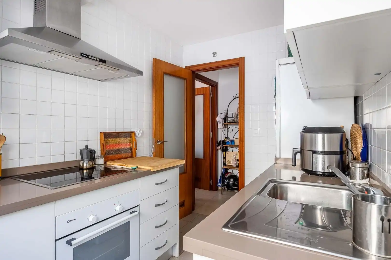 Küche von Wohnung zum Verkauf in Dos Hermanas mit Klimaanlage, Terrasse und Abstellraum