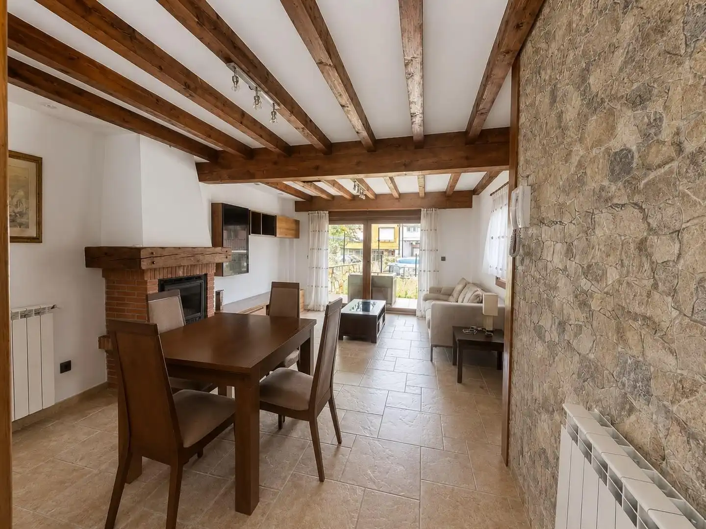Sala de estar de Casa adosada en venta en Riotuerto con Calefacción y Terraza