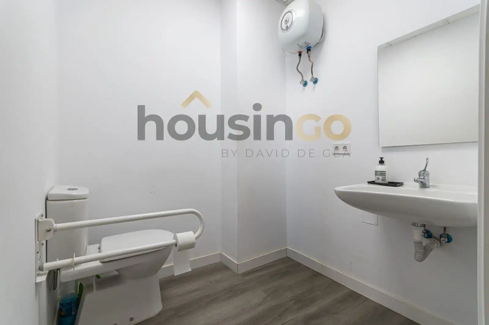 Baño de Local en venta en Madrid con Aire acondicionado