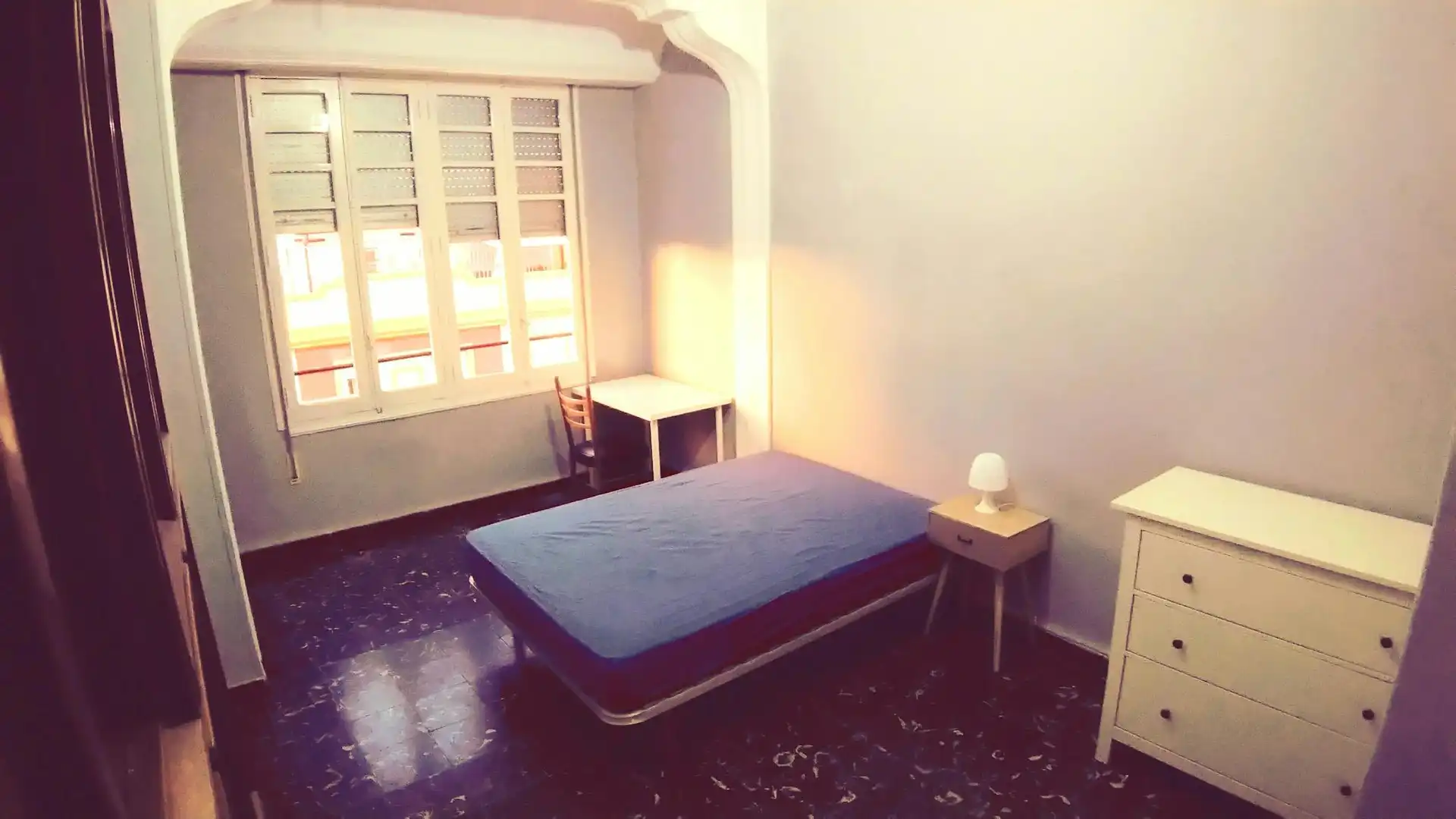 Habitación de Piso para compartir en Valencia con Calefacción y Lavadora
