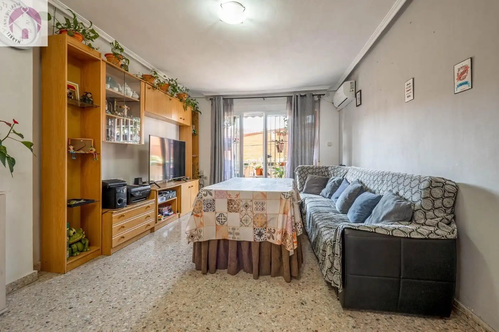 Living room of Flat for sale in Granada  with Air Conditioner, Heating and Terrace