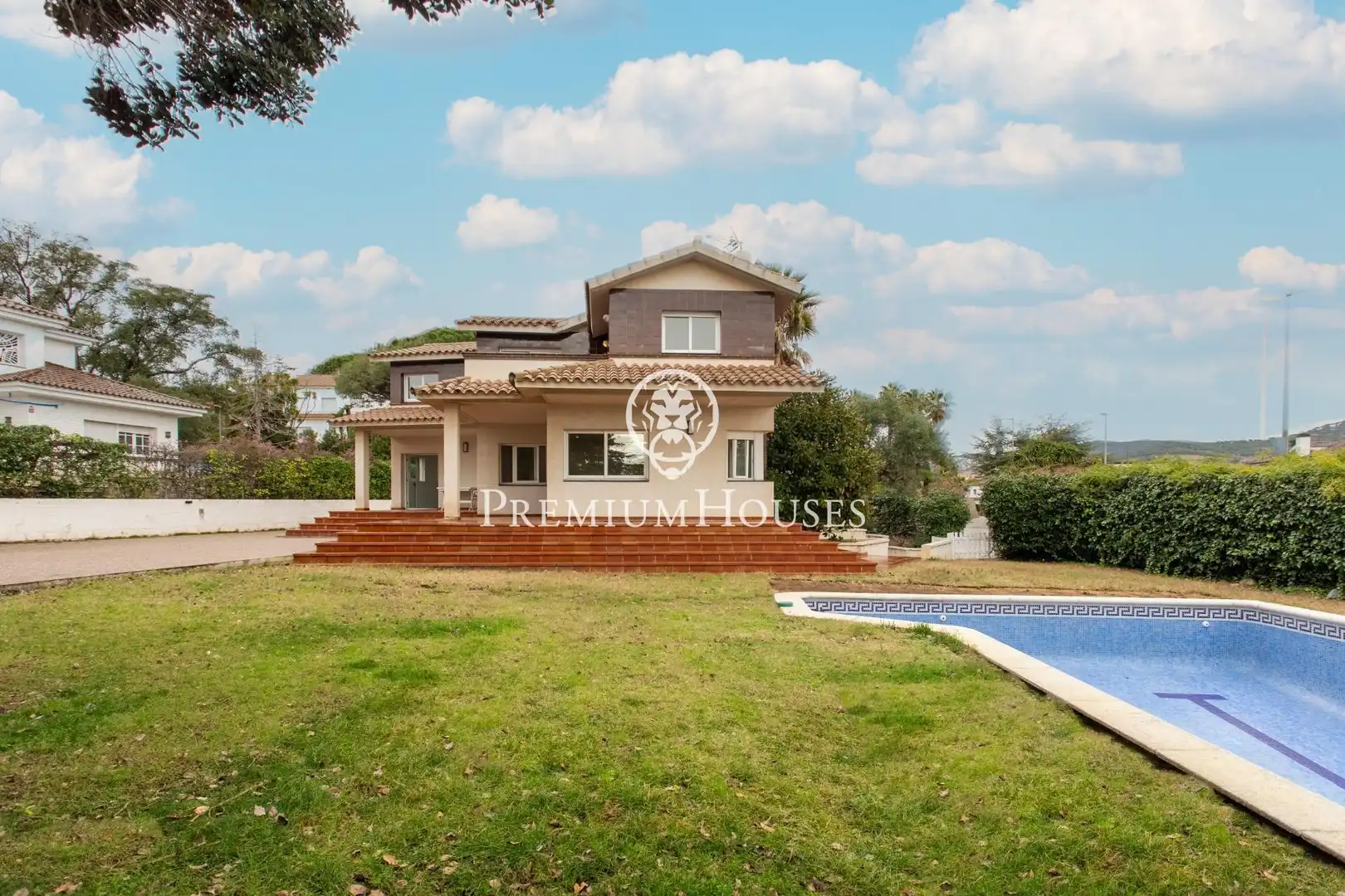 Vista exterior de Casa o xalet en venda en Alella amb Aire condicionat, Jardí privat i Terrassa