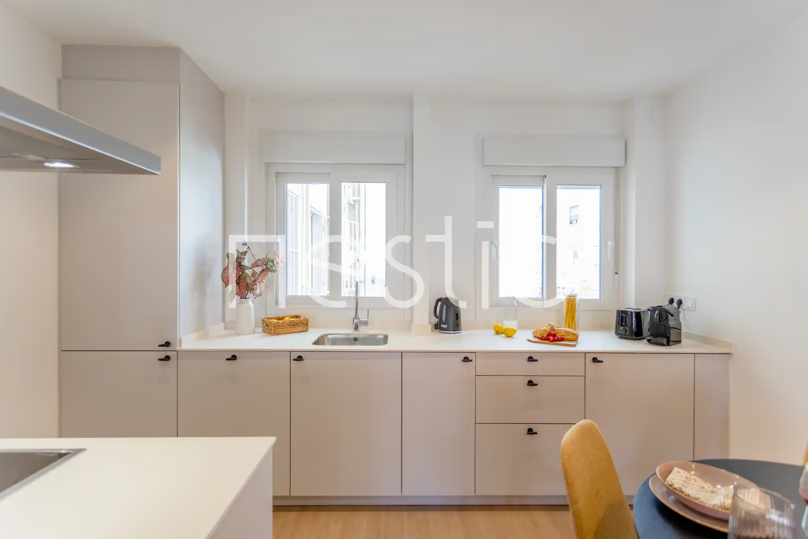 Cuina de Apartament de lloguer en Madrid amb Aire condicionat, Calefacció i Moblat