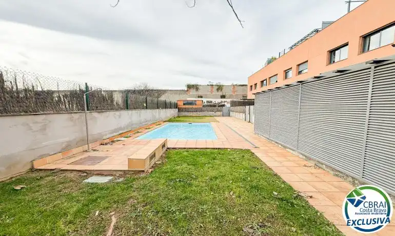Piscina de Dúplex en venta en Figueres con Terraza y Piscina comunitaria