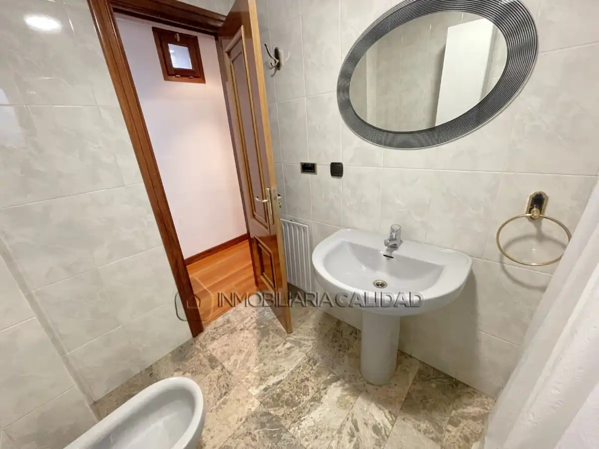 Baño de Piso de alquiler en Burgos con Calefacción y Amueblado