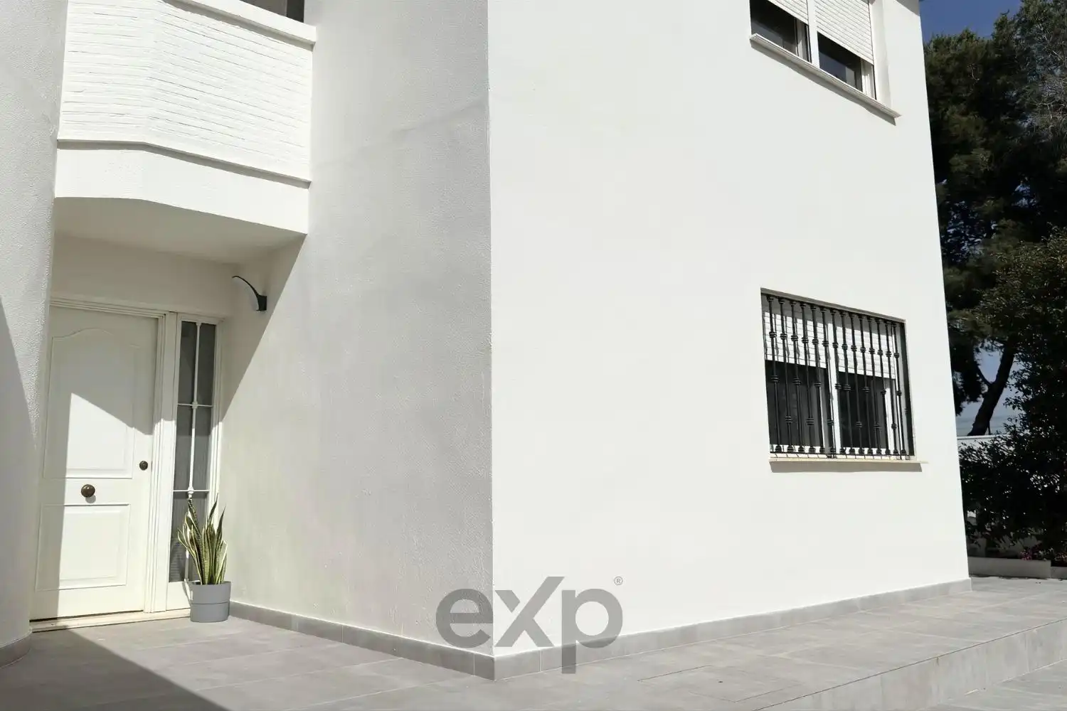 Vista exterior de Casa o xalet en venda en Riba-roja de Túria amb Aire condicionat, Jardí privat i Terrassa
