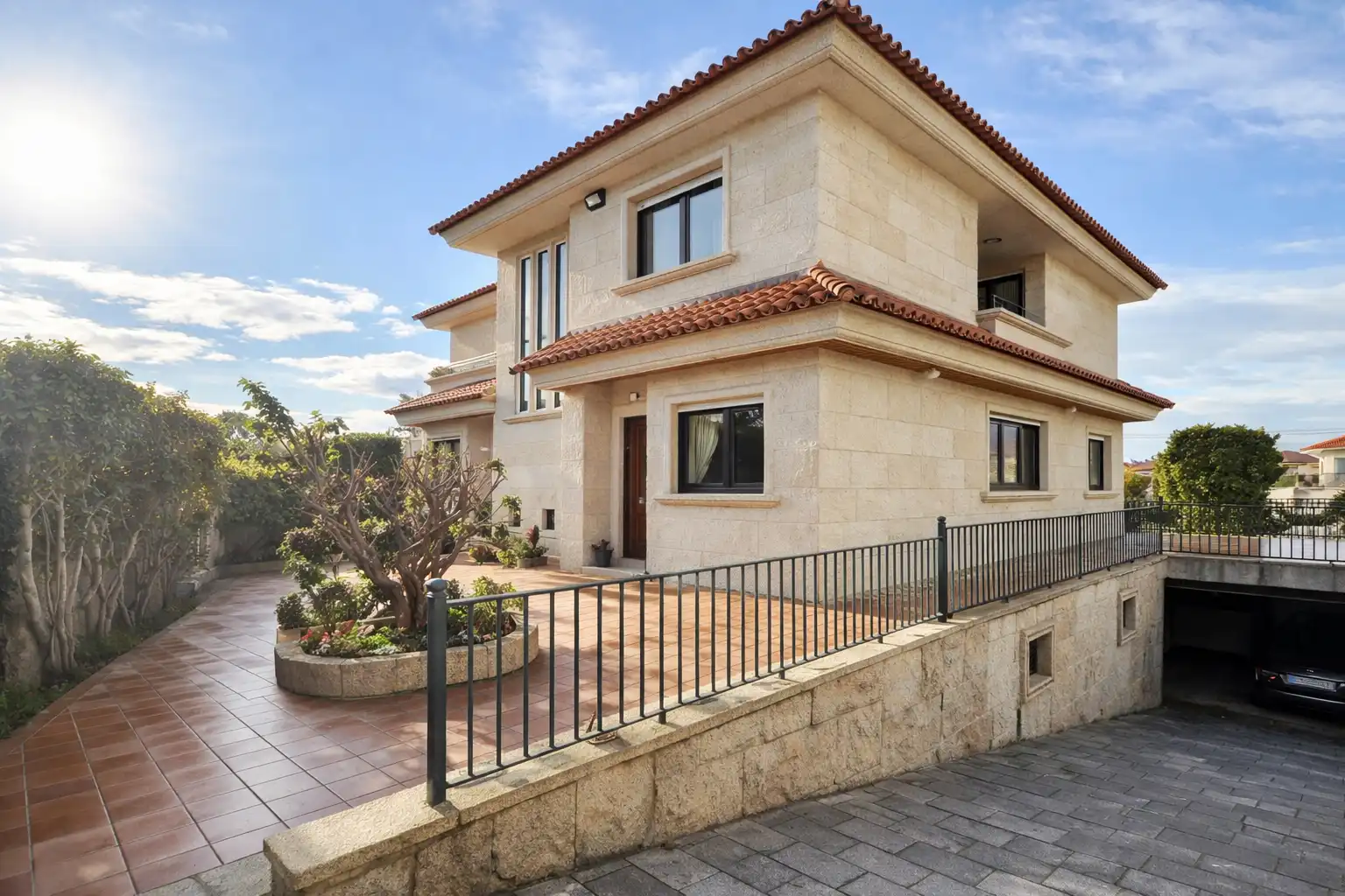 Vista exterior de Casa o chalet en venta en Vigo  con Calefacción, Jardín privado y Parquet