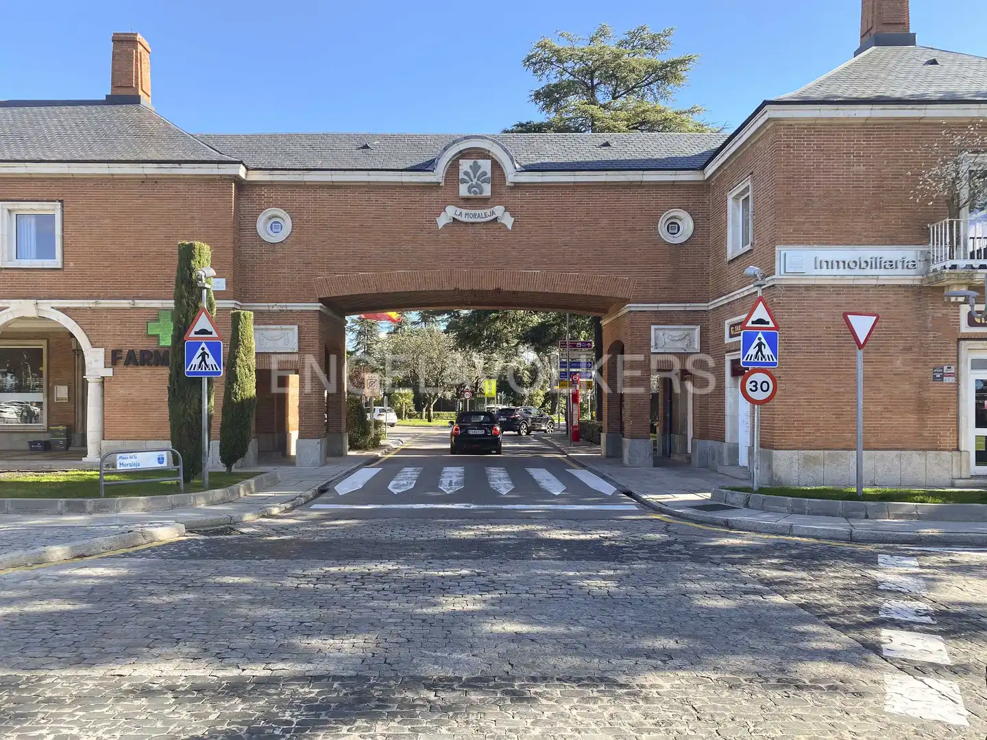Vista exterior de Casa o xalet en venda en La Moraleja amb Calefacció, Jardí privat i Terrassa