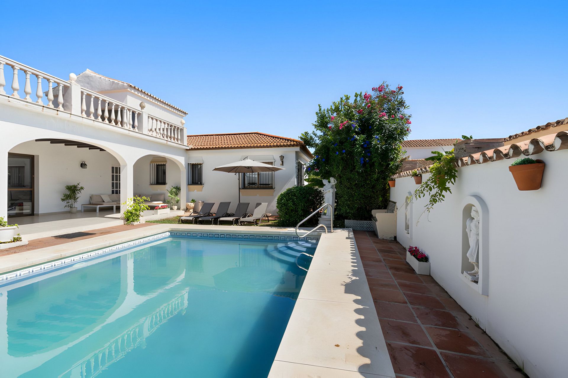 Swimming pool of House or chalet for sale in Estepona  with Air Conditioner, Private garden and Terrace