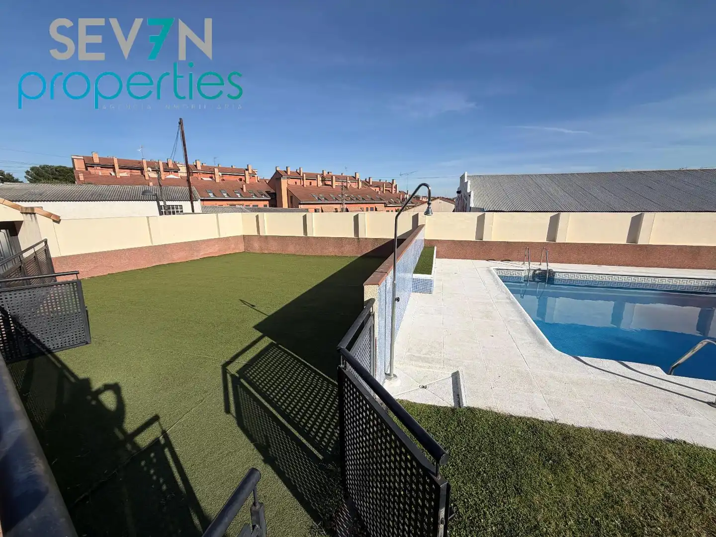 Vista exterior de Casa adosada en venda en Méntrida amb Aire condicionat, Calefacció i Jardí privat
