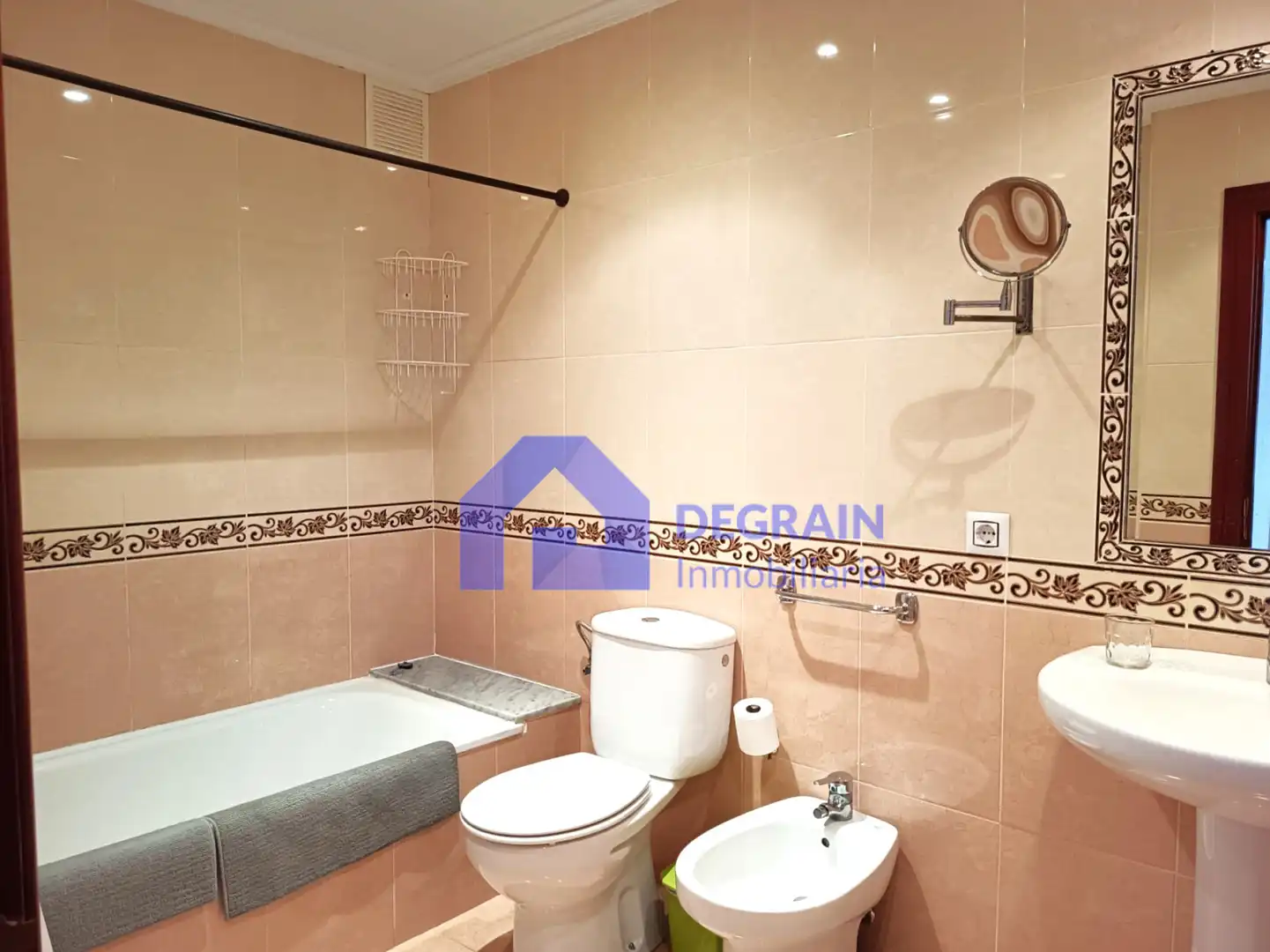 Baño de Piso en venta en Oviedo  con Calefacción y Trastero