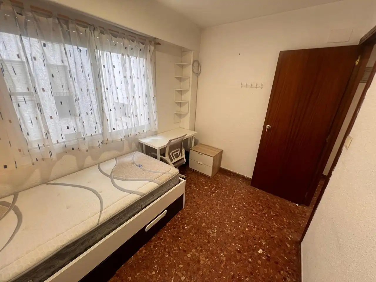 Habitació a calle de Torrevella, La Raïosa