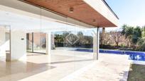 Vista exterior de Casa o xalet en venda en L'Hospitalet de Llobregat amb Aire condicionat i Piscina