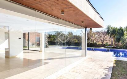 Vista exterior de Casa o xalet en venda en L'Hospitalet de Llobregat amb Aire condicionat i Piscina