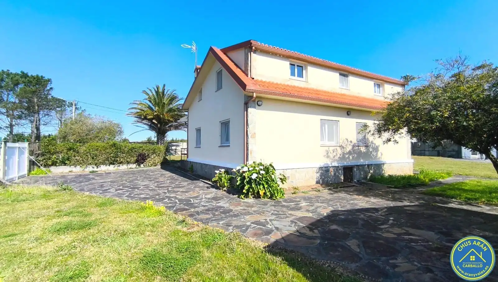 Vista exterior de Casa o xalet en venda en Carballo amb Calefacció, Jardí privat i Moblat