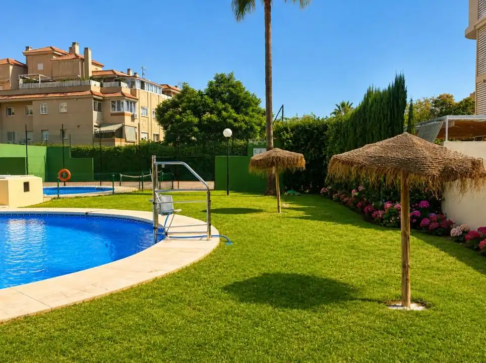 Pis amb piscina de lloguer a Calle María Martínez Sierra
