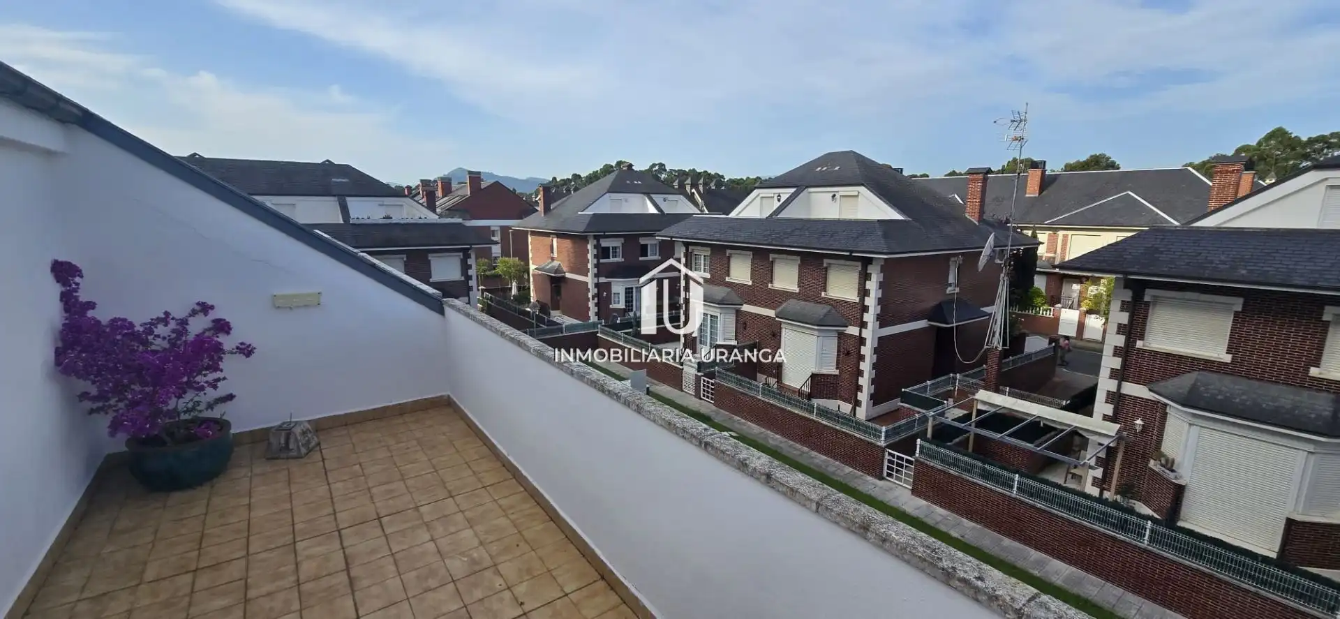 Vista exterior de Casa o chalet en venta en Laredo con Calefacción, Terraza y Amueblado