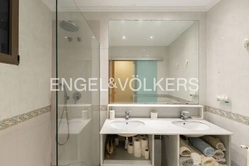 Baño de Piso en venta en Valencia con Aire acondicionado, Calefacción y Jardín privado