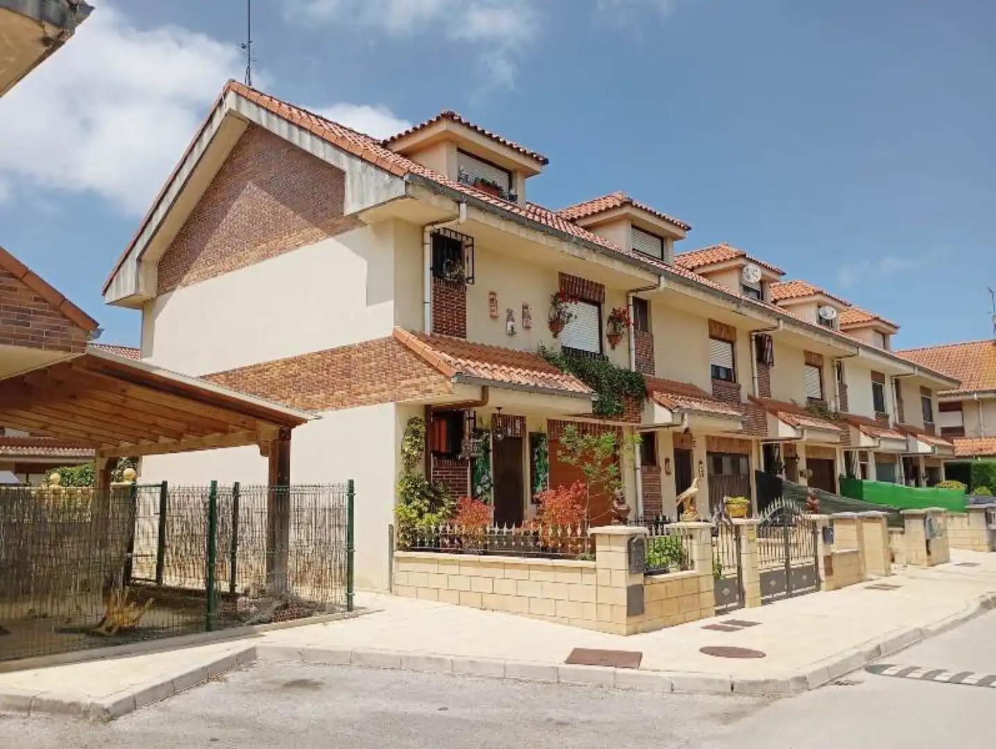 Außenansicht von Einfamilien-Reihenhaus zum Verkauf in Reocín mit Heizung und Terrasse