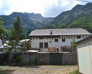 Vista exterior de Casa o xalet en venda en Canfranc amb Jardí privat, Terrassa i Traster