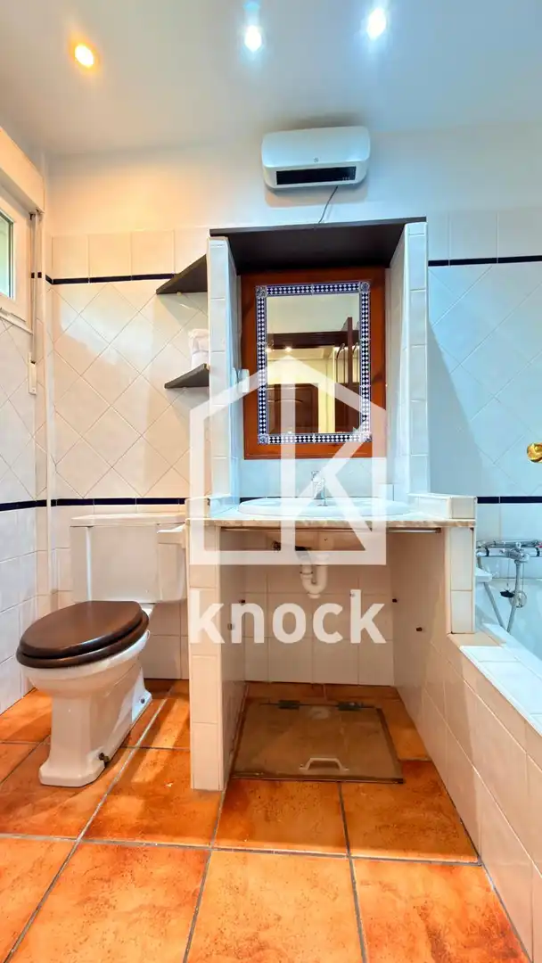 Bany de Casa o xalet en venda en Oviedo  amb Calefacció, Parquet i Terrassa