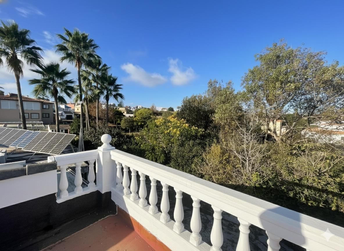 Vista exterior de Casa o xalet en venda en Algeciras amb Jardí privat