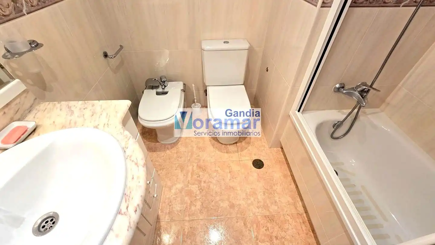 Baño de Apartamento de alquiler en Gandia con Aire acondicionado, Calefacción y Piscina comunitaria
